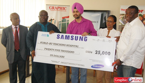 Mr. Baah-Adade, Head of Finance at GCGL, Mr. Kenneth Ashigbey, MD of GCGL receiving the cheque for $25,000 from Samsung Business Leader, Mr Jaspreet Singh and his team from Samsung at a brief presentation ceremony.Mr. 