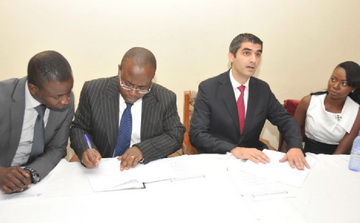 •  Mr Kwesi Nyantakyi (2nd left)  signing his part of the deal. On his left is Jamil Mouganie. 