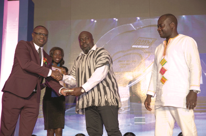  Mr Albert Biga (2nd right), CEO of Zoobashop.com, receiving the e-commence of the year award 