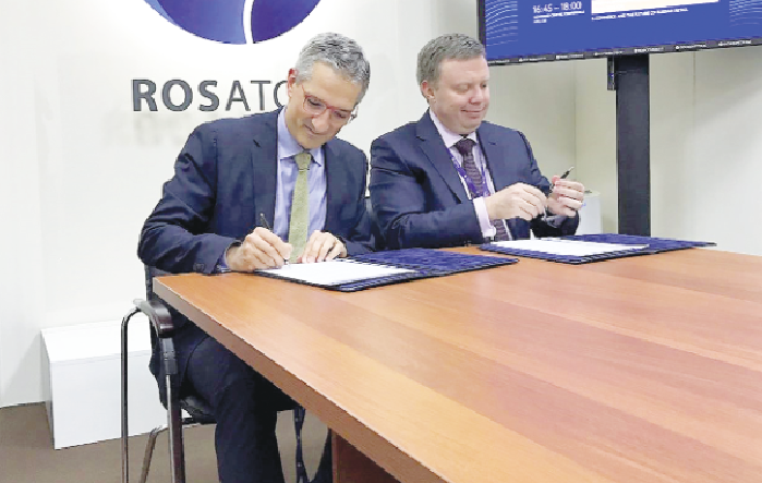 Mr Christoph Frei (left) and Mr Kirill Komarov signing the agreement. Picture Credit: WORLD ENERGY COUNCIL