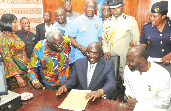 Vice-President Dr Mahamudu Bawumia, going through the process of filing his tax returns. With him are Mr Ken Ofori-Atta, Finance Minister, Mr Yaw Osafo-Maafo, Senior Minister, Mrs Naa Afoley Quaye (left), Minister of Fisheries and Aquaculture Development and Mr Kofi Nti, Commissioner General of the GRA. Picture: EBOW HANSON