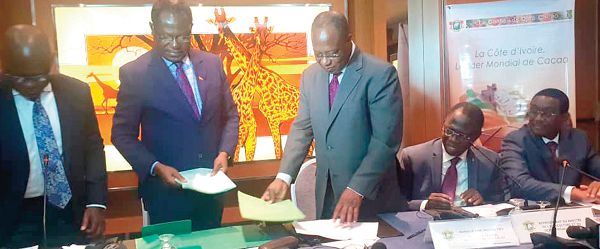 Mr Joseph Boahen Aidoo, CEO, COCOBOD, and Mr Kone Brahima Yves, Le Conseil du Café-Cacao, exchanging the declaration after the signing at Abidjan in Cote d'Ivoire