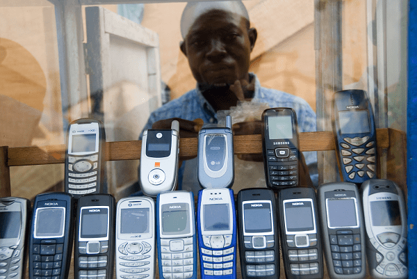 Communications Ministry to clamp down on mobile phone “black market”