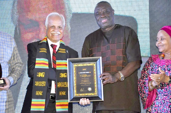  Dr Ibrahim Mohammed Awal (2nd right), the Business Development Minister, presenting a certificate to Mr A.K. Mirchandani at the award.