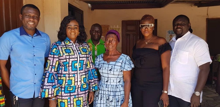 Tourism Minister donates to aged entertainers
