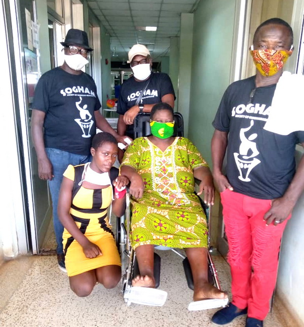 Veronica Lamisi (in wheelchair) and her granddaughter Paulina (kneeling) with (from left) keyboardist Desmond Ababio, bassist Gilbert ‘Chik-in-Chee’ Amar and singer Abu Mohammed at the 37 Military Hospital.