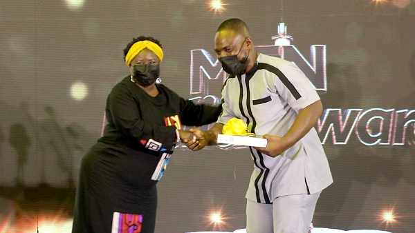 Suleiman Mustapha receiving an award from Prof. Audrey Gadzekpo 