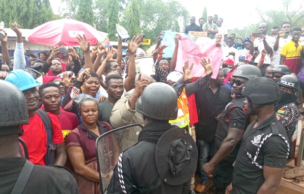 Builsa, Yagaba-kubouri Residents Demonstrate Over Erratic Power 