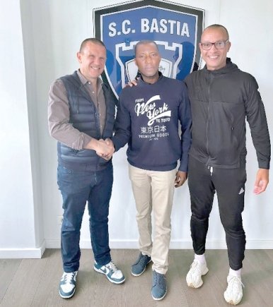 Kennedy Agyepong (middle) had fruitful deliuberations with Bastia's President, Claude Ferrandi (left) and the Technical Director, Eric Descombes (right)