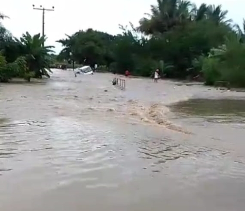 Heavy downpour submerges culvert at Juapong and separates Ho from Accra ...