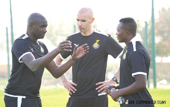 Otto Addo (left) in a discussion with Joseph Laumann (middle) and John Paintsil at training