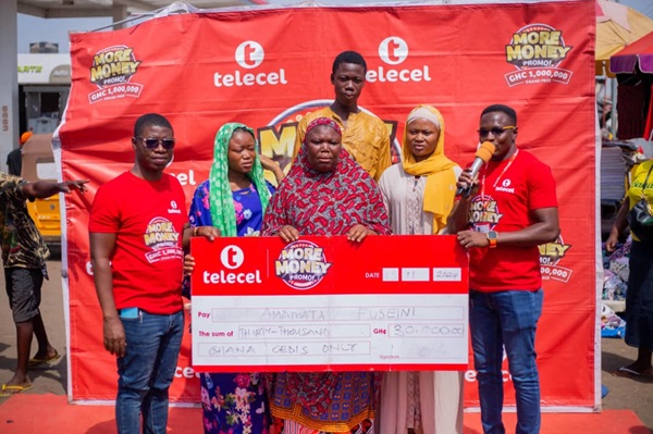  Amamata Fuseini and Nasihat Zakariya together with family and friends receive the weekly cash prize in Wa.