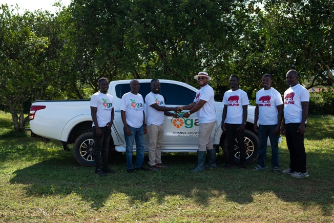 President of OGA, Nana Yaw Baffour Frimpong (Left), receiving document to the pickup from CEO of Mr. Pig, Nii Gberbie (Right)